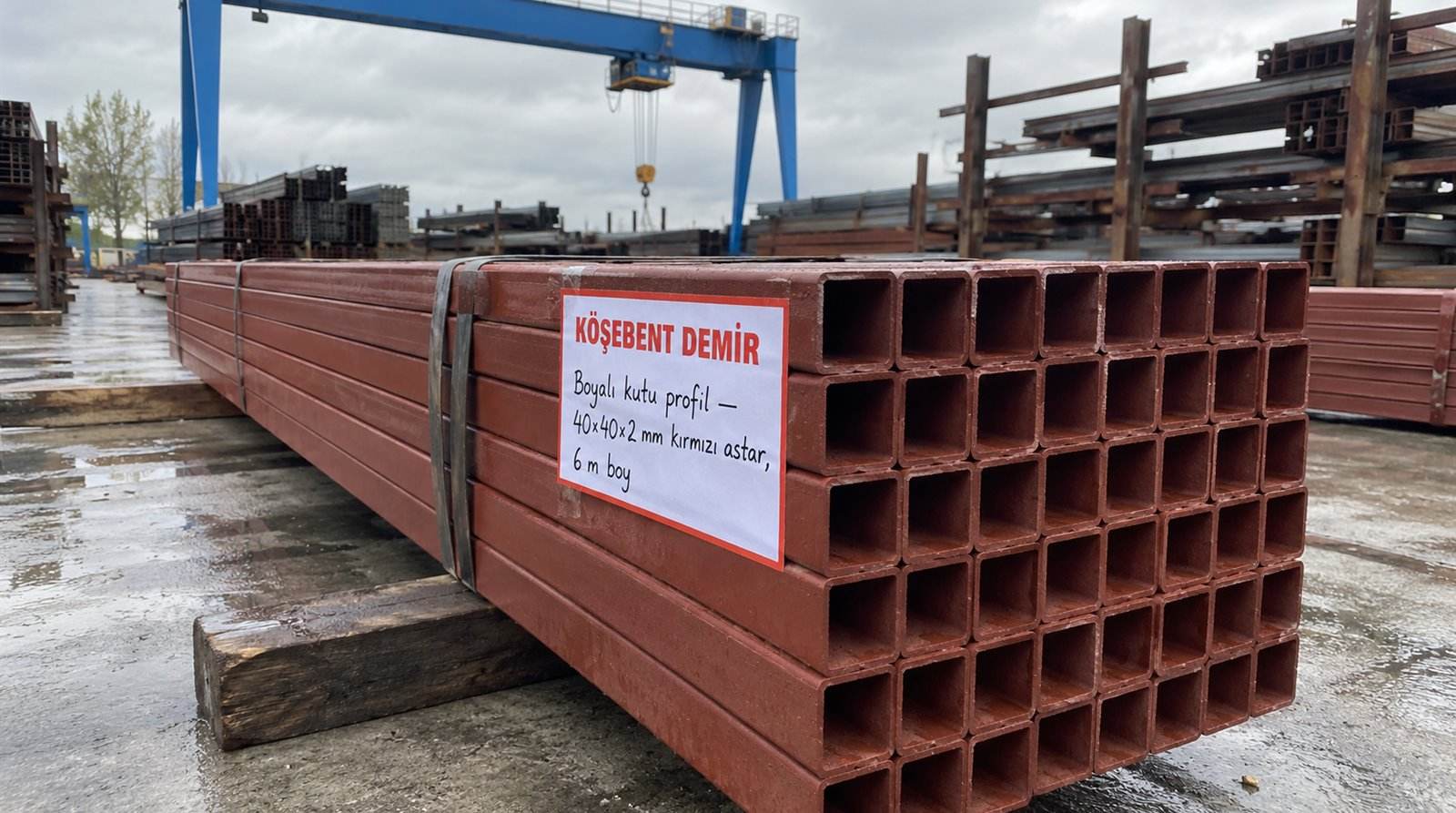 Boyalı kutu profil 40×40×2 mm kırmızı astar, 6 m boy — açık stok sahasında demet