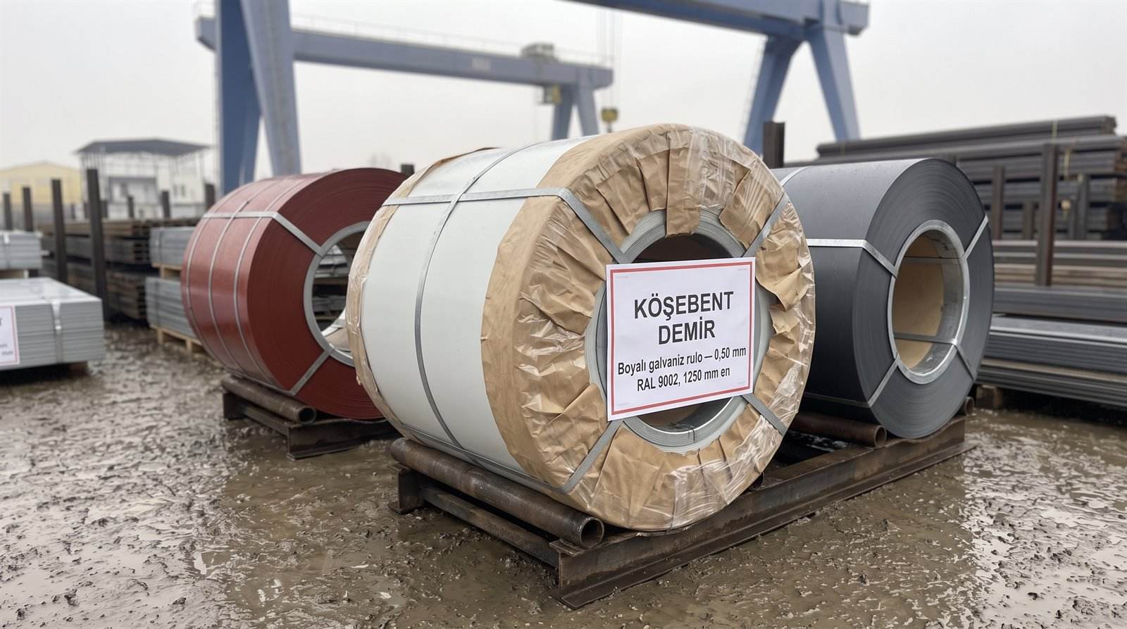 Boyalı galvaniz rulo 0,50 mm RAL 9002, 1250 mm en — açık stok sahasında demet