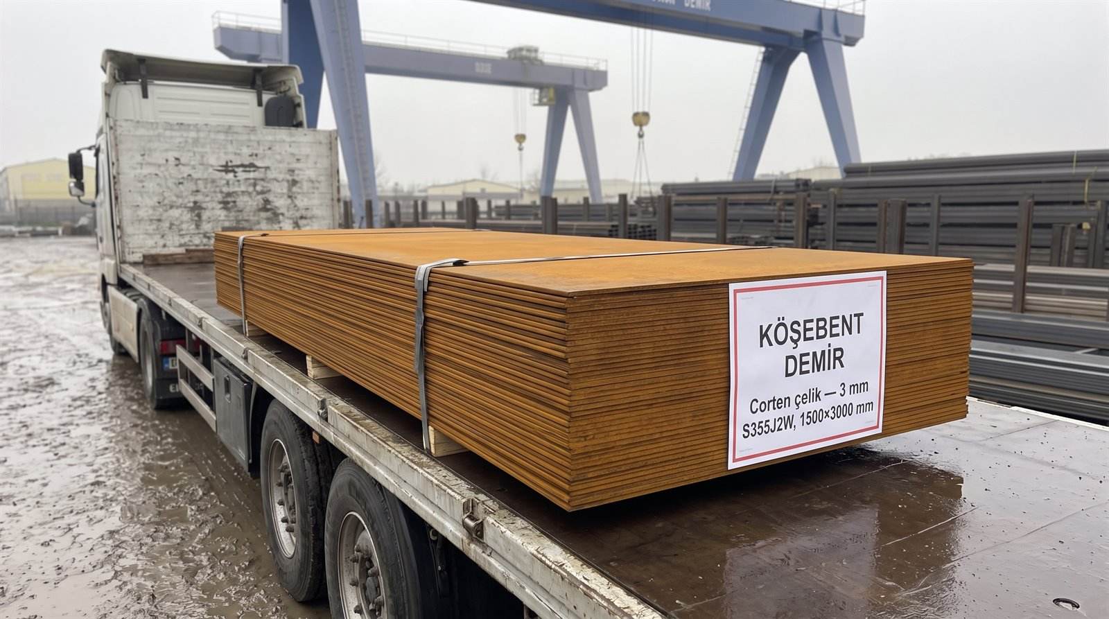 Corten çelik 3 mm S355J2W, 1500×3000 mm — açık stok sahasında demet
