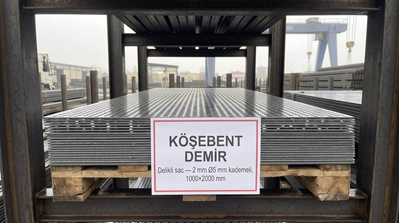 Delikli sac 2 mm Ø5 mm kademeli, 1000×2000 mm — açık stok sahasında demet