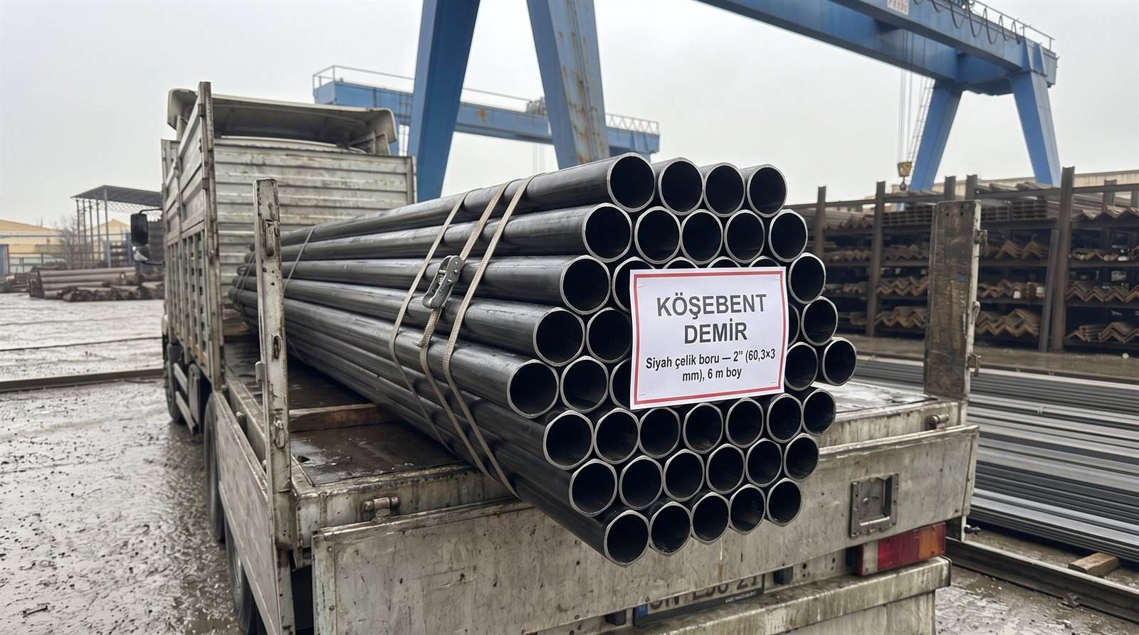 Siyah çelik boru 2" (60,3×3 mm), 6 m boy — açık stok sahasında demet