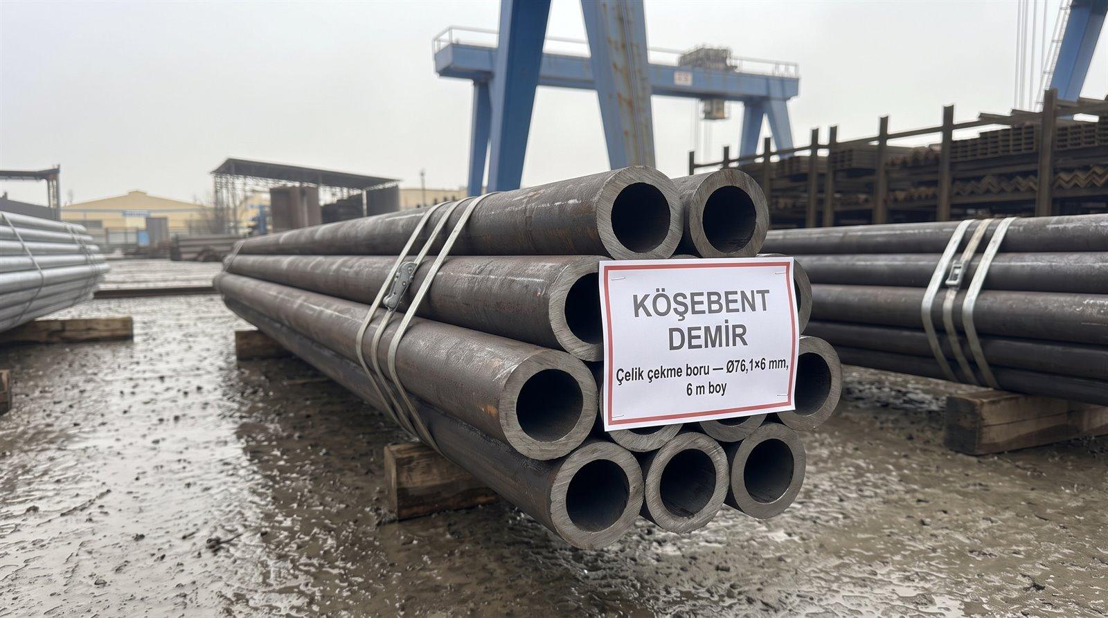 Çelik çekme boru Ø76,1×6 mm, 6 m boy — açık stok sahasında demet
