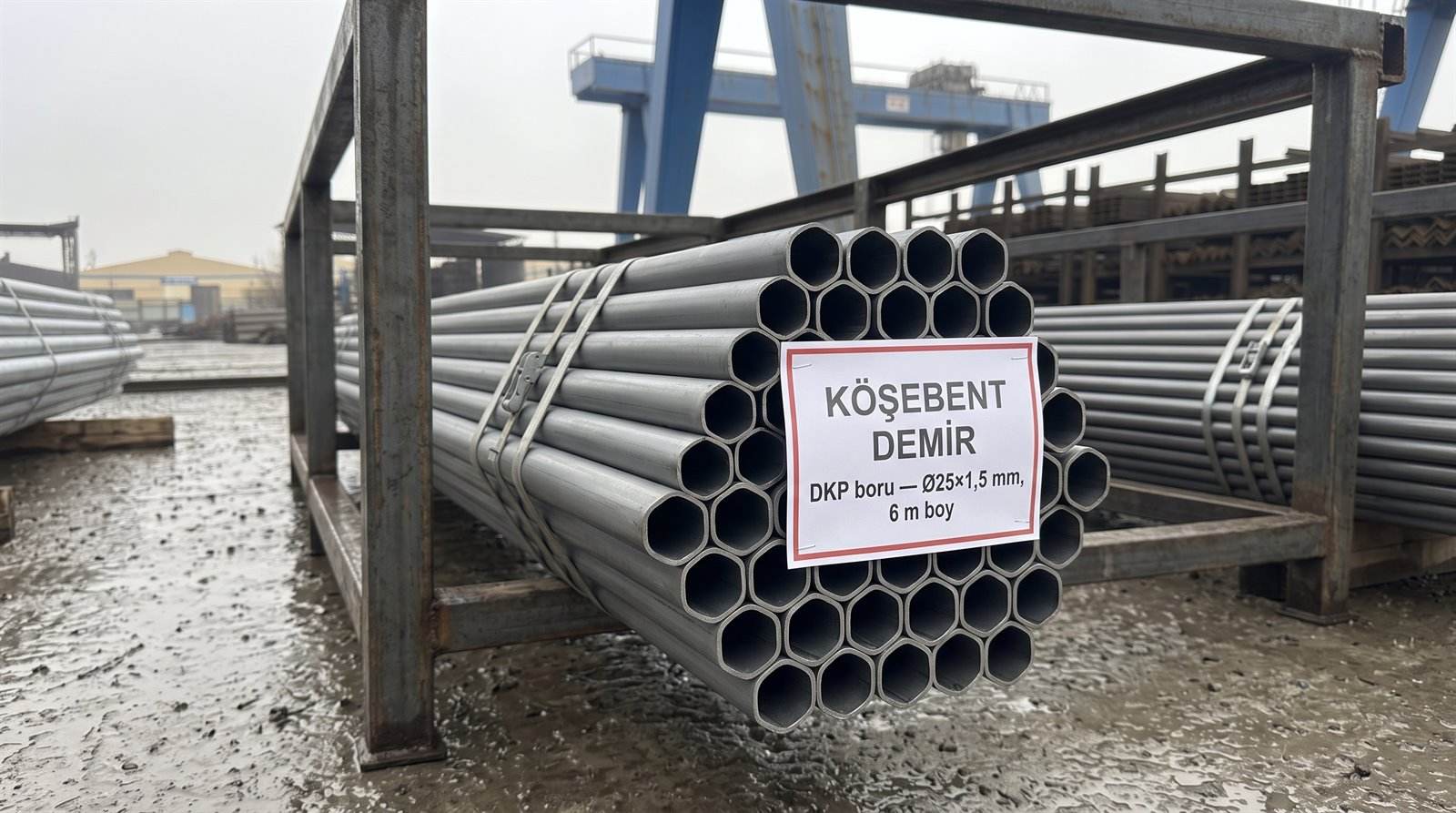 DKP boru Ø25×1,5 mm, 6 m boy — açık stok sahasında demet