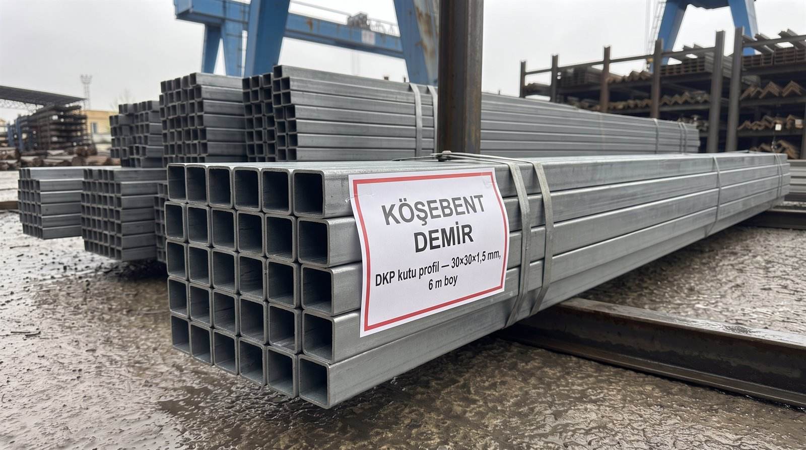 DKP kutu profil 30×30×1,5 mm, 6 m boy — açık stok sahasında demet