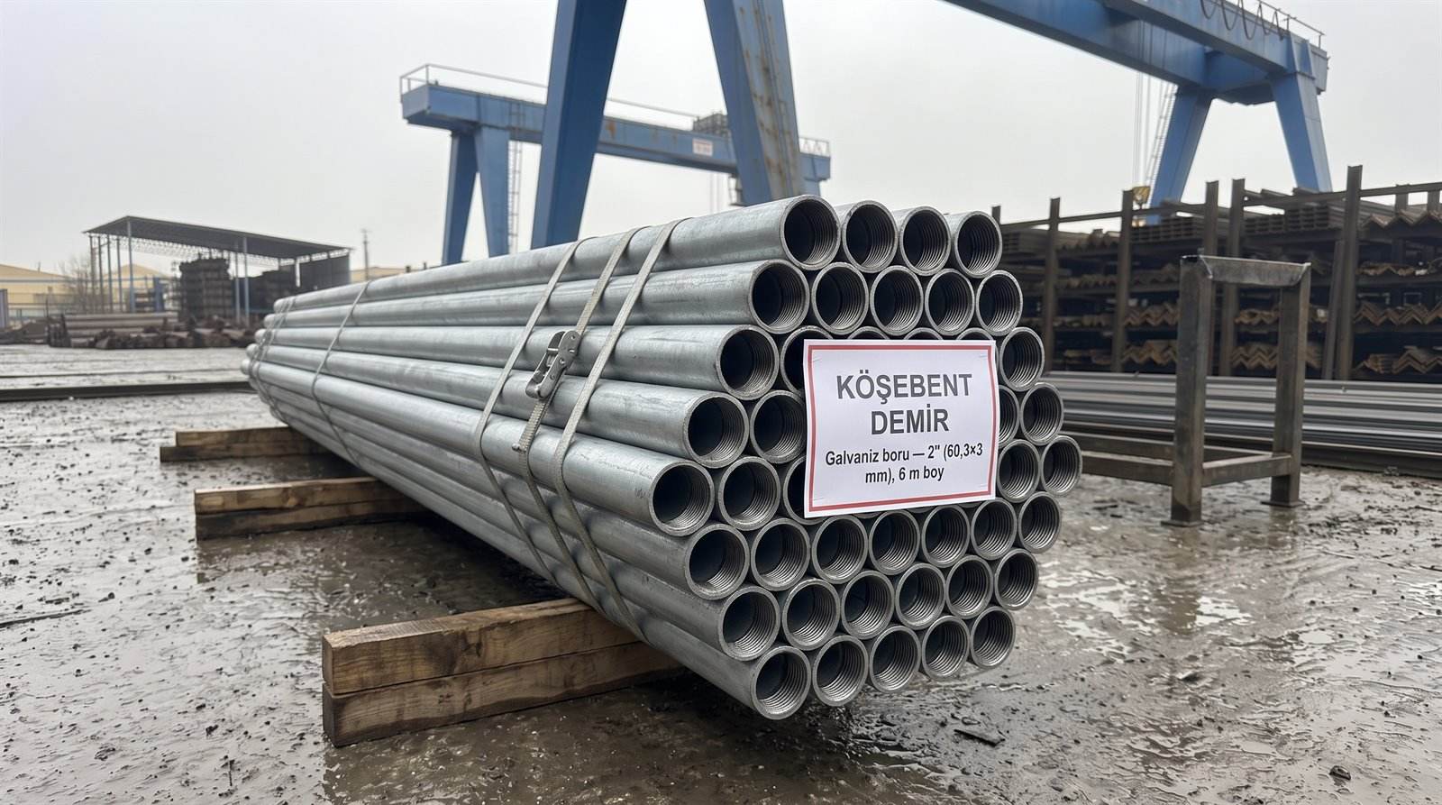 Galvaniz boru 2" (60,3×3 mm), 6 m boy — açık stok sahasında demet