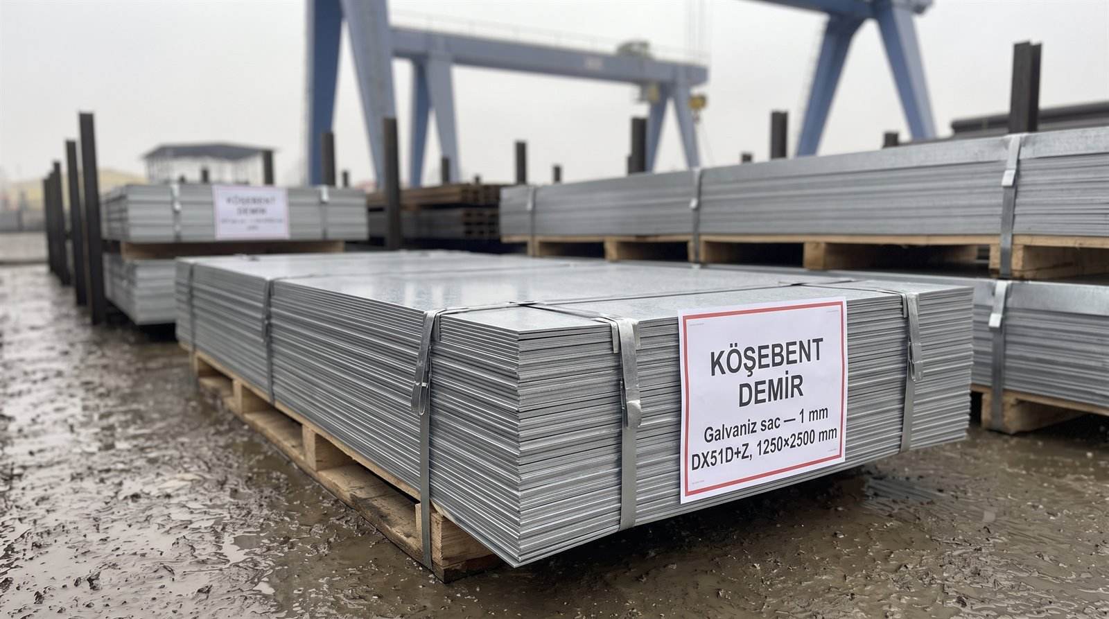 Galvaniz sac 1 mm DX51D+Z, 1250×2500 mm — açık stok sahasında demet
