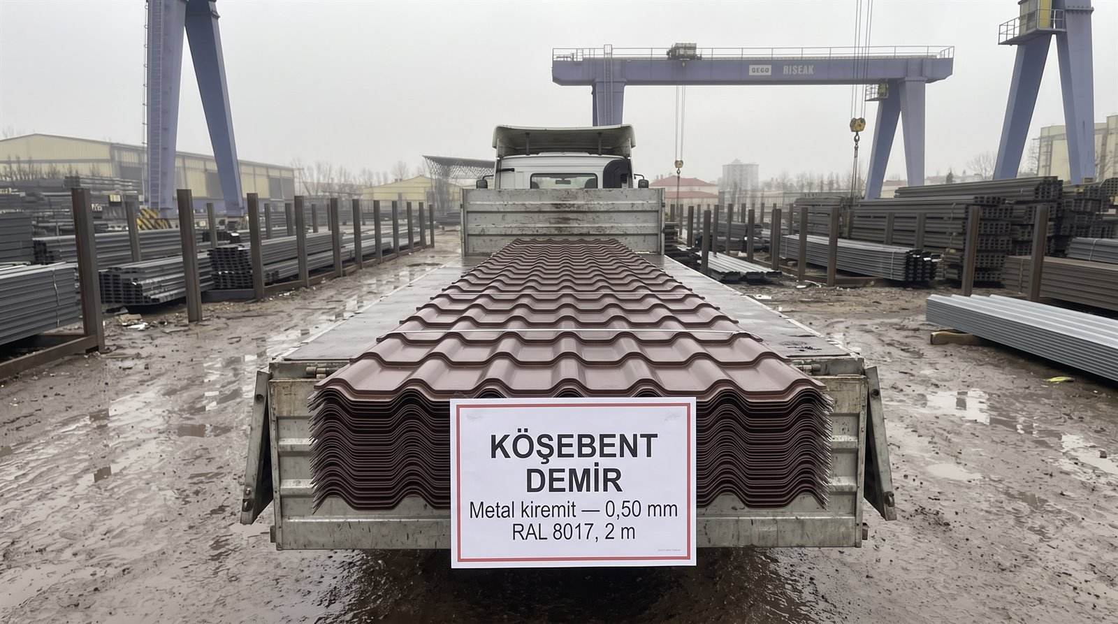 Metal kiremit 0,50 mm RAL 8017, 2 m — açık stok sahasında demet