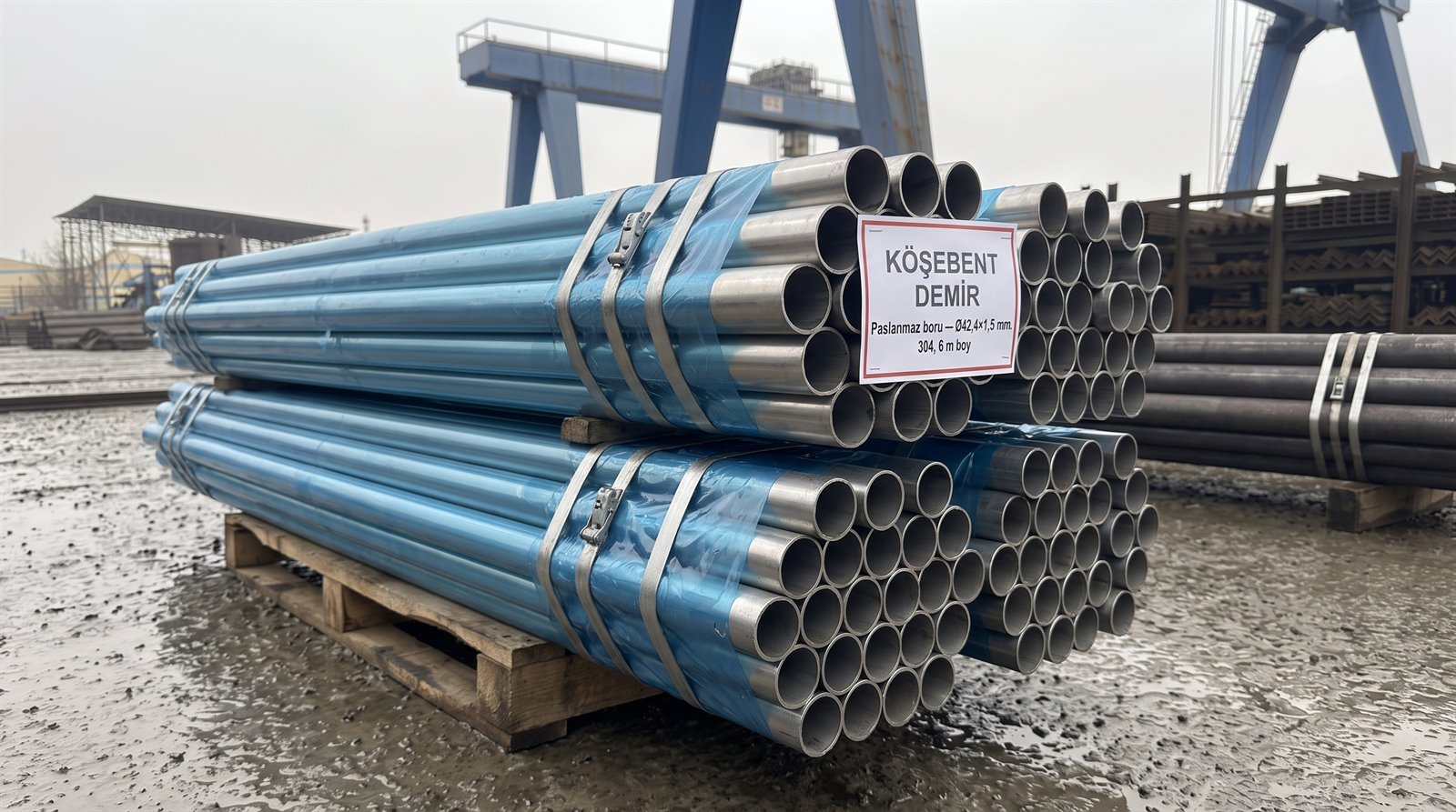 Paslanmaz boru Ø42,4×1,5 mm 304, 6 m boy — açık stok sahasında demet