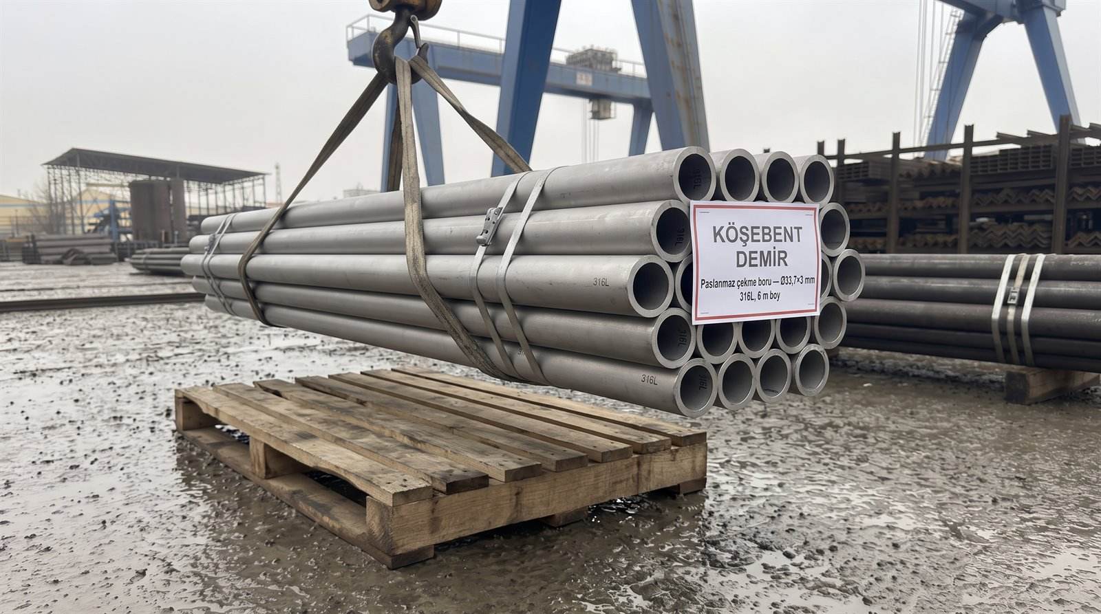 Paslanmaz çekme boru Ø33,7×3 mm 316L, 6 m boy — açık stok sahasında demet